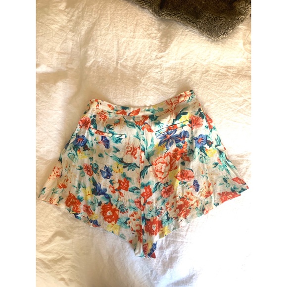 MINKPINK floral flowy shorts - Picture 3 of 5
